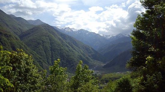 Горы Кавказа чудесны. за теми заснеженными вершинами российский Дагестан. Я - в горах села Илису, Кахский район, Азербайджан Горы Кавказа чудесны. за теми заснеженными вершинами российский Дагестан. Я - в горах села Илису, Кахский район, Азербайджан