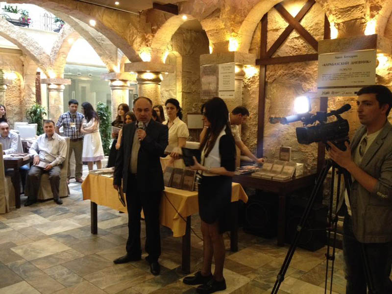 Презентация. Ашот Бегларян и . главный редактор журнала Жам Анна Гиваргизян.