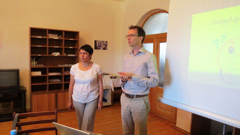 Томас Халье, глава миссии МККК в Нагорном Карабахе отвечает на вопросы присутствующих.j