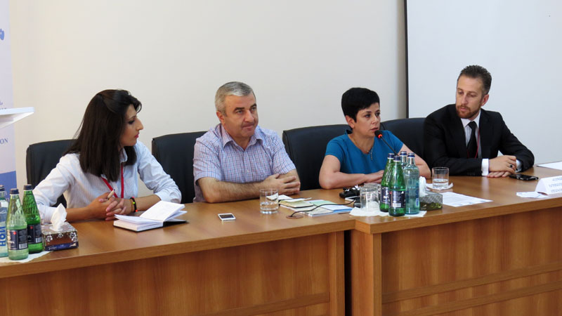 На вопросы отвечают смикер Ашот Гульян и министр культуры НКР Нарине Агабалян..