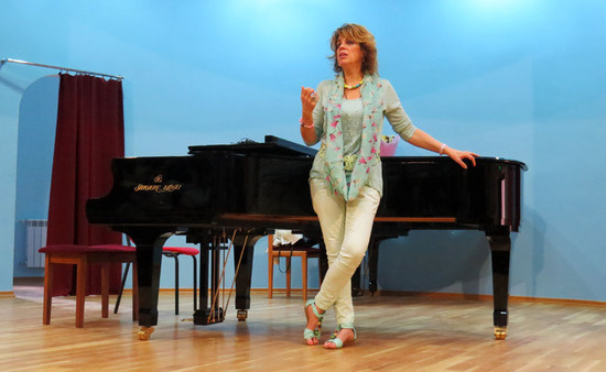 Любовь Казарновская отвечает на вопросы журналистов. Любовь Казарновская отвечает на вопросы журналистов.