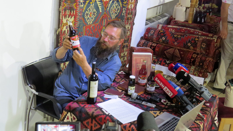 Стерлигов показывает журналистам прекрасную продукцию Карабаха.