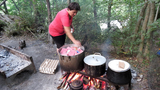 Марина готовит нам завтрак. Марина готовит нам завтрак.