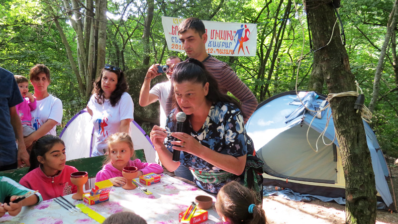 Тикин Лусине объясняет детям задание.