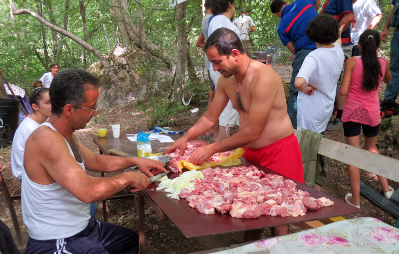 Тем временем, ребята готовят мясо для шашлыка на ужин.