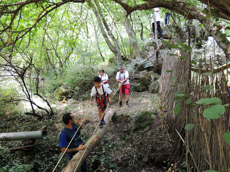 Семья Баграта Акопджаняна на препятствии переход через бревно.