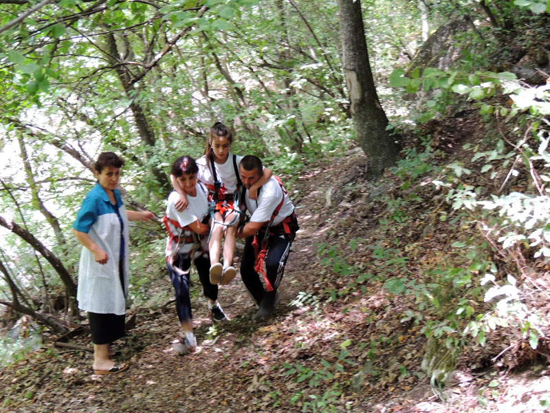 Переноска раненного.