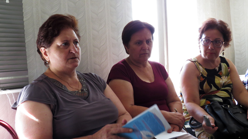 Ромелла Ишханян (крайняя слева), руководитель Агентства труда и занятости аппарата Министерства труда и социальных вопросов НКР говорит о госпрограмме