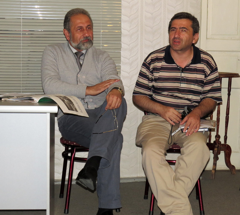 Слева преподаватель АрГУ, депутат НС НКР Гагик Багунц,  .jpg