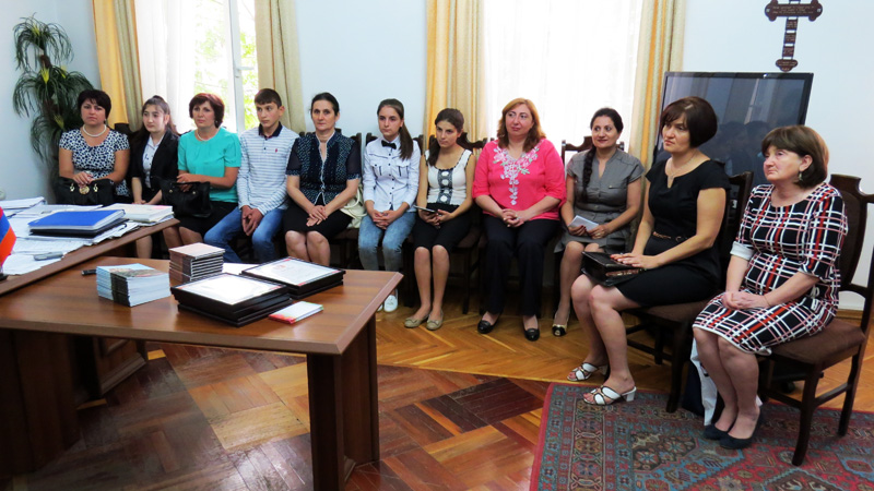 Дети и педагоги русского языка пришли на награждение победителей. Дети и педагоги русского языка пришли на награждение победителей.