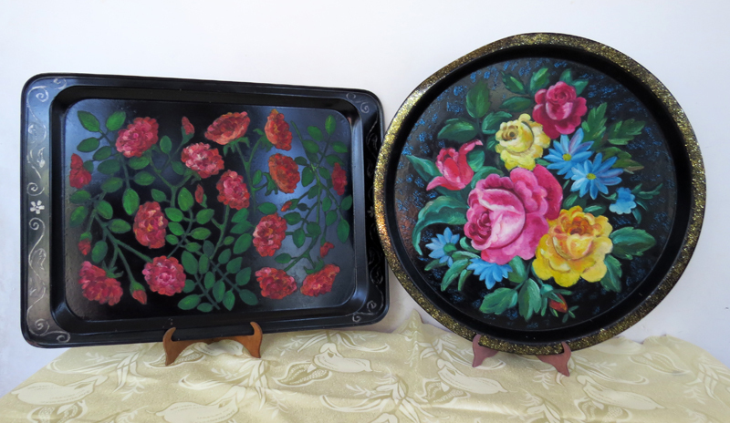 очень старые подносы, полностью заржавевшие, но умелая рука художника нанесла на них, без предварительного эскиза, то, что она увидела вокруг &ndash; цветы (левый поднос). А правый &ndash; взято из чайного сервиза.  