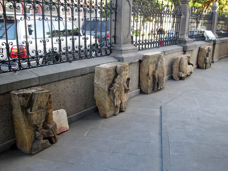 Эти камни обнаружил Левон Чидилян несколько лет назад в разрушенной церкви Кармир Аветаран в Тбилиси. После чего, они были перенесены во двор церкви Сурб Эчмиадзин.