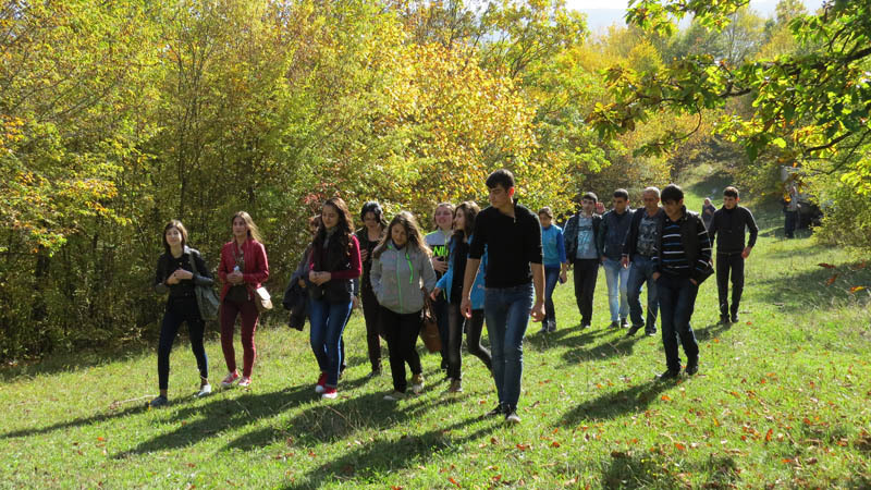  Вначале дорогая была широкой и лёгкой.