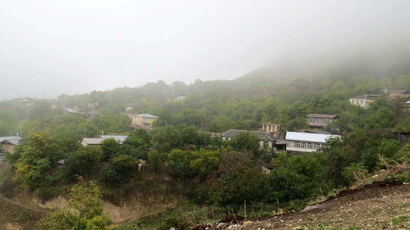 Немного прояснилось и сразу же появились дома села Нахичеваник.