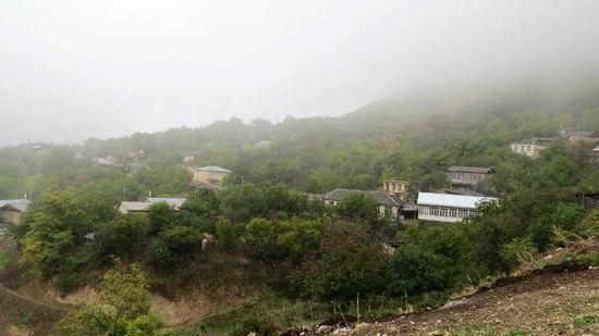 Немного прояснилось и сразу же появились дома села Нахичеваник.