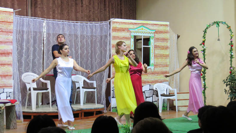 Сцена из спектакля «Не закрывайте сердцу рот». Сцена из спектакля «Не закрывайте сердцу рот».