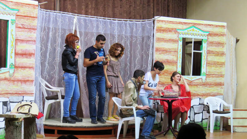 Сцена из спектакля «Не закрывайте сердцу рот». Сцена из спектакля «Не закрывайте сердцу рот».