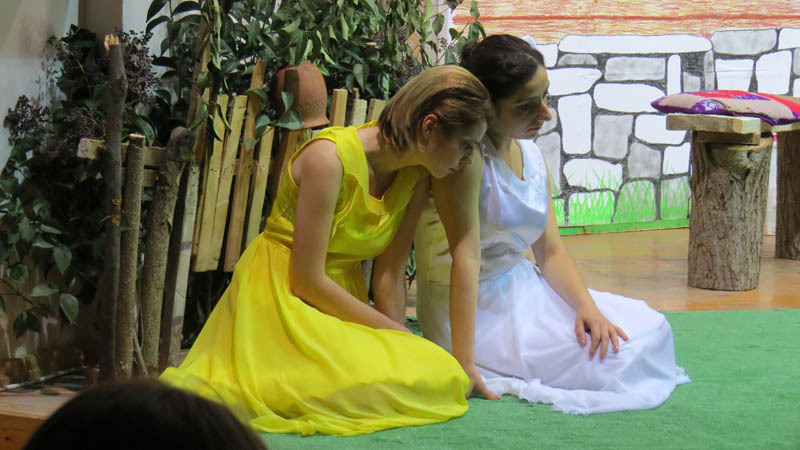 Сцена из спектакля «Не закрывайте сердцу рот». Сцена из спектакля «Не закрывайте сердцу рот».