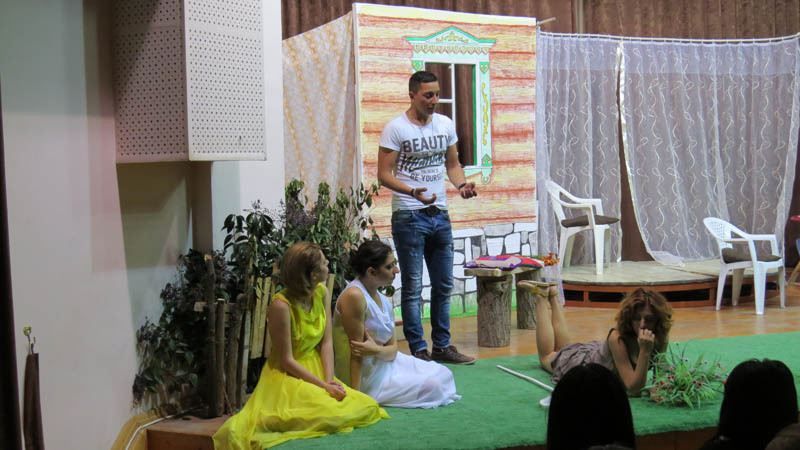 Сцена из спектакля «Не закрывайте сердцу рот». Сцена из спектакля «Не закрывайте сердцу рот».