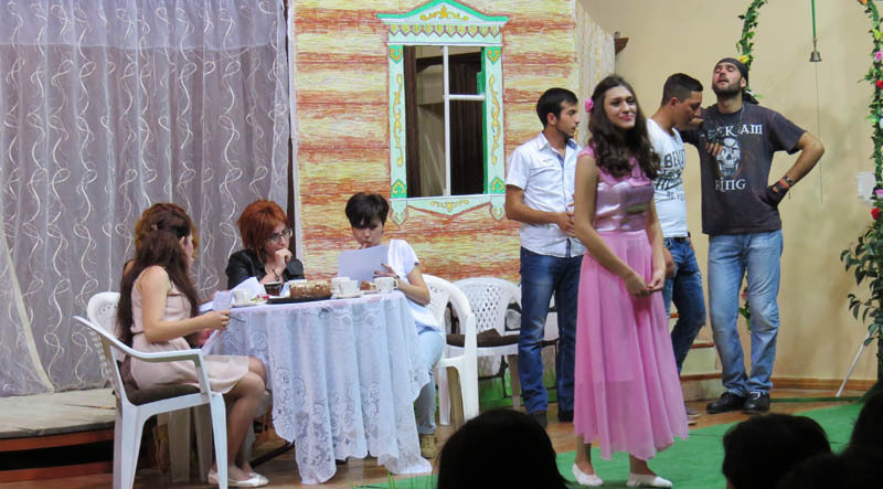 Сцена из спектакля «Не закрывайте сердцу рот». Сцена из спектакля «Не закрывайте сердцу рот».