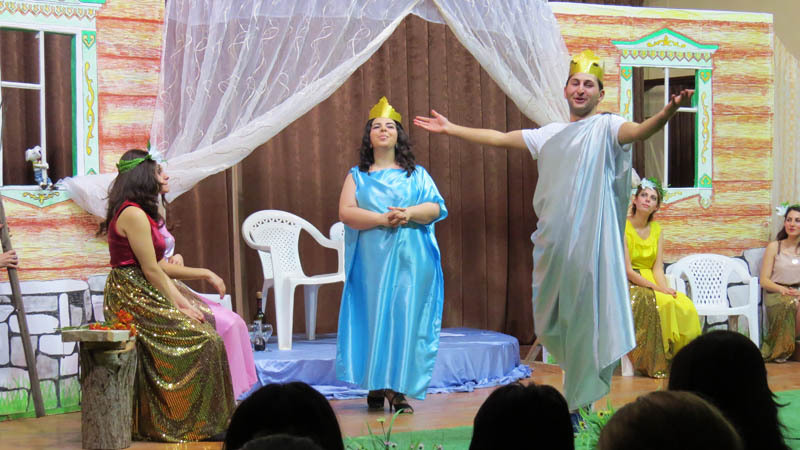 Сцена из спектакля «Не закрывайте сердцу рот». Сцена из спектакля «Не закрывайте сердцу рот».