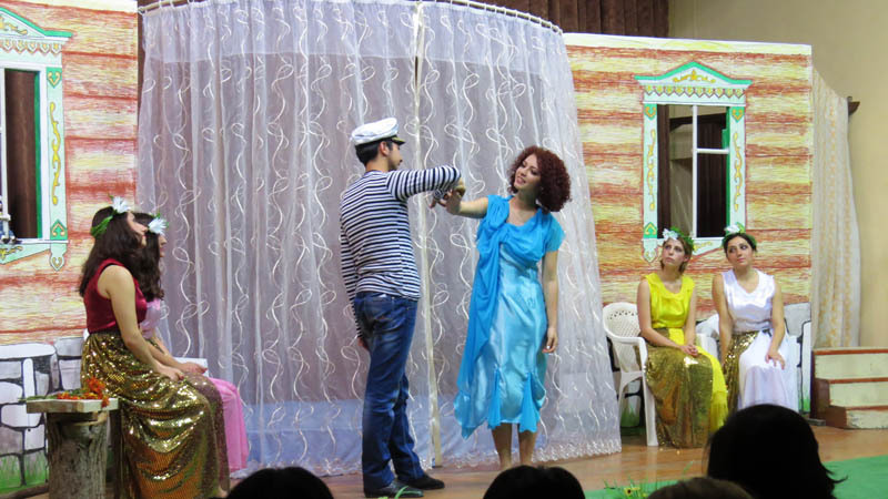 Сцена из спектакля «Не закрывайте сердцу рот». Сцена из спектакля «Не закрывайте сердцу рот».