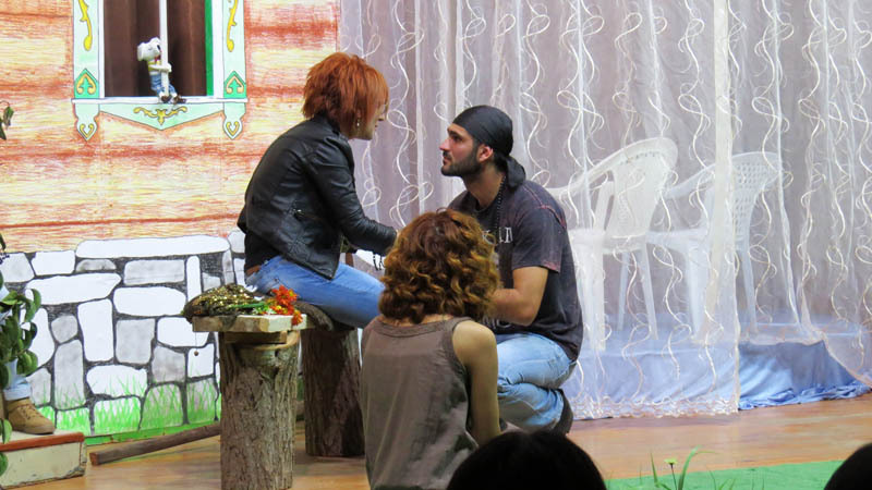 Сцена из спектакля «Не закрывайте сердцу рот». Сцена из спектакля «Не закрывайте сердцу рот».