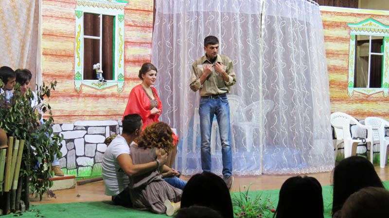 Сцена из спектакля «Не закрывайте сердцу рот». Сцена из спектакля «Не закрывайте сердцу рот».