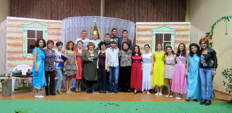 Фотография на память с министром культуры НКР г-жой Агабалян. Фотография на память с министром культуры НКР г-жой Агабалян.