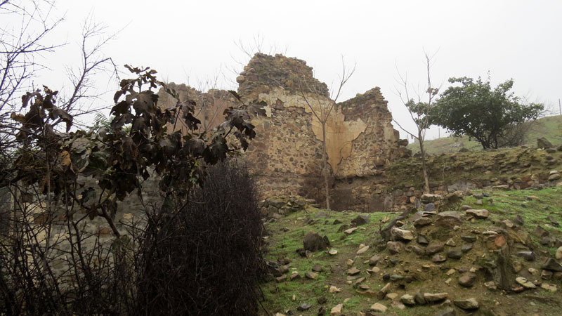 Очень много домов в селе разрушены со времён войны.