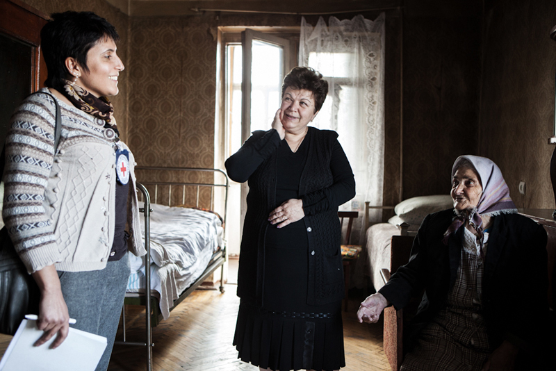 Этери Мусаелян, сотрудник информационного отдела посетила пожилую одинокую женщину. Фото из архива миссии МККК в Карабахе.