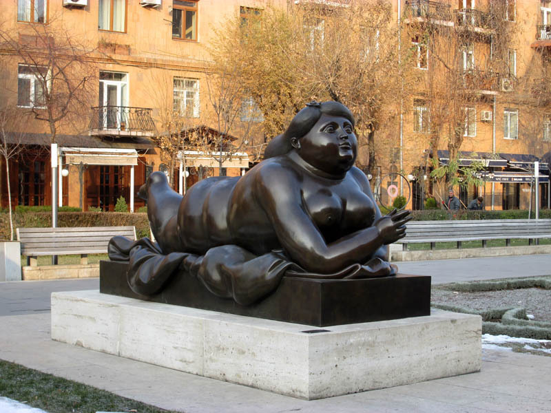 Работа колумбийца Фернандо Ботеро курящая женщина,