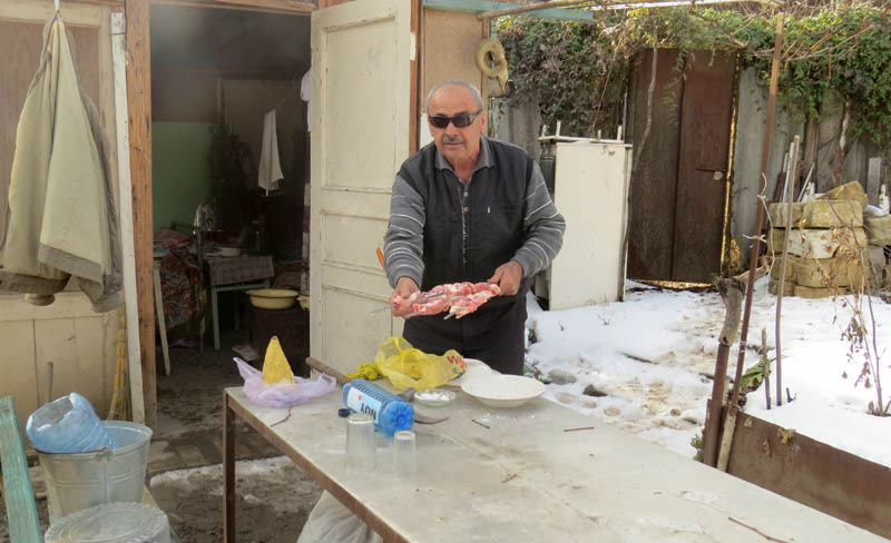 Когда мы пришли, Лёва нанизывал мясо на шампуры.