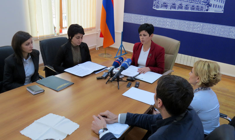 Министр  Нарине Агабалян отчитывается о проделанной работе министерством в 2015 году.