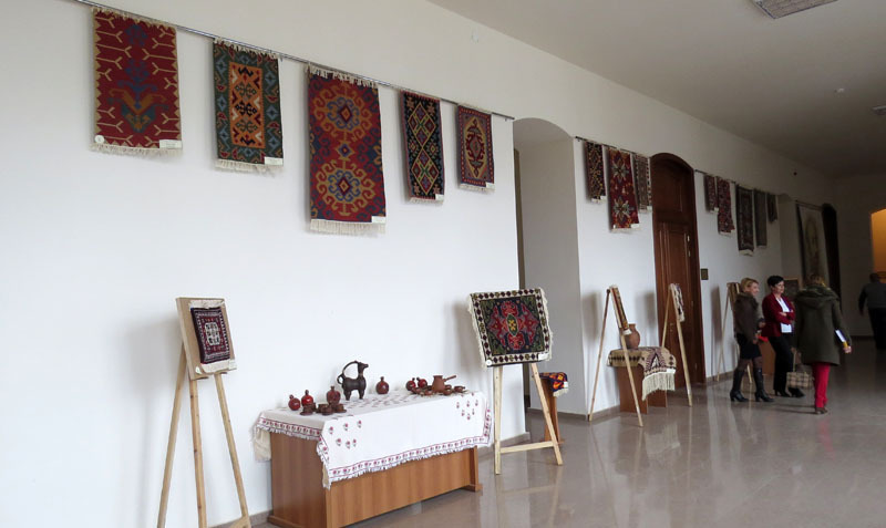 Одна из стен, где выставлены работы победителей конкурса (см. текст в теле поста).