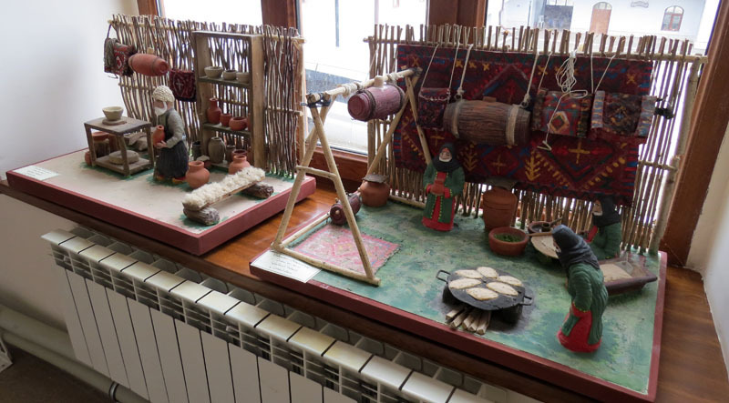  Сцена из жизни карабахских крестьян. Изготавливают гончарные изделия и пекут хлеб.