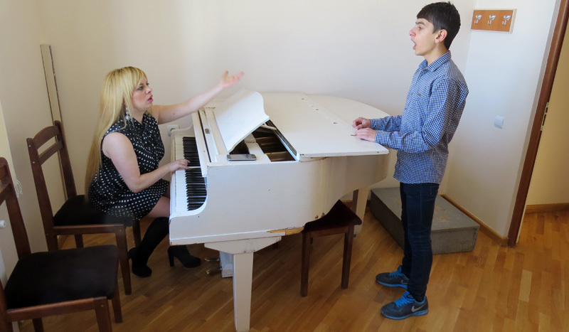 Урок с Аленом Арустамяном, дипломантом конкурса &laquo;Возрождение Гюмри&raquo;. Получил номинацию за лучшее исполнение армянских песнен.