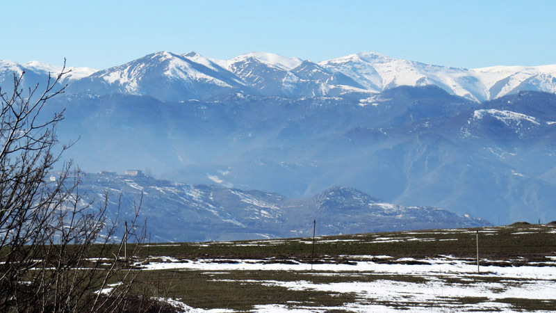  Подъезжаем к Степанакерту - горы Шушинского района.