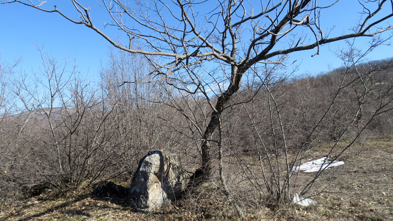 Местные жители говорят, что это Святой камень. Местные жители говорят, что это Святой камень.