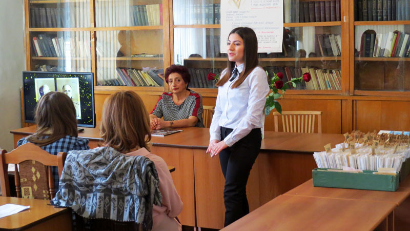 5   Лаура Бахшиян, студентка 2 курса АрГУ декламирует стихи Мандельштама "Морожено".