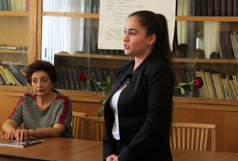 Лусине Фарамазян, студентка 2 курса АрГУ декламирует стихи Мандельштама "Пустует место".