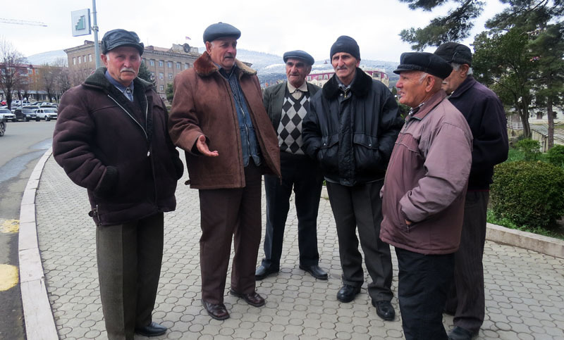 Старики перед площадью. Степанакерт. Старики перед площадью. Степанакерт.