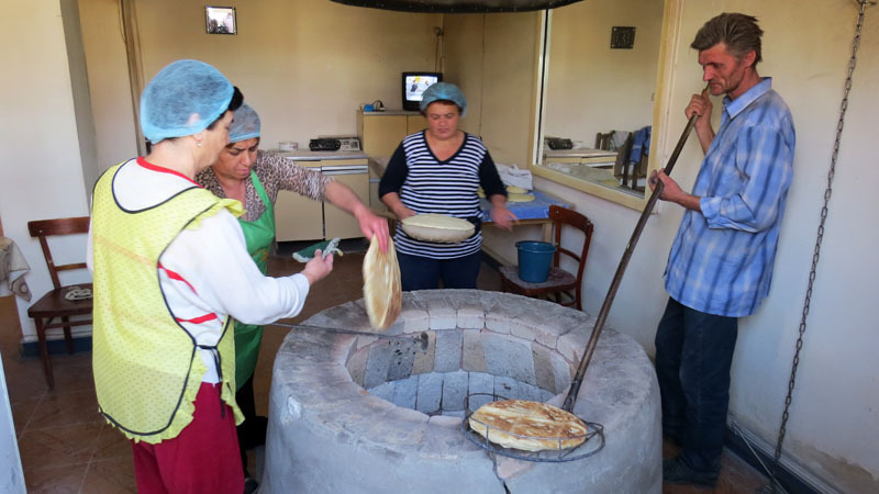 Недалеко, продавали вкусный хлеб. Как у нас говорят «турнав ац» .
