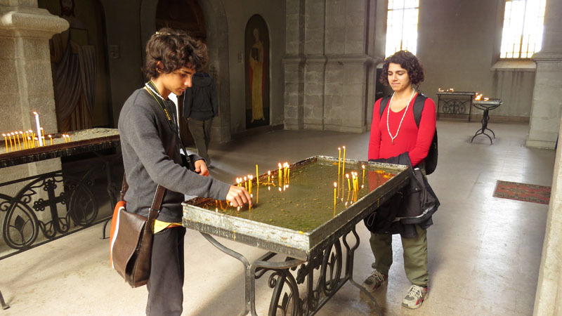 Иностранцы-армяне стояли там же. Познакомились. Оказалось, приехали из Аргентины.