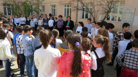 Жанна Григорян, завуч школы (слева) и Вера Хачатрян перед началом фестиваля. Жанна Григорян, завуч школы (слева) и Вера Хачатрян перед началом фестиваля.