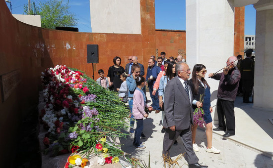 Представители властей НКР, духовенства, общественности, жители города Степанакерта почтили память безвинных жертв Геноцида. Мемориальный комплекс Степанакерта. 24.04.2016г. Представители властей НКР, духовенства, общественности, жители города Степанакерта почтили память безвинных жертв Геноцида. Мемориальный комплекс Степанакерта. 24.04.2016г.