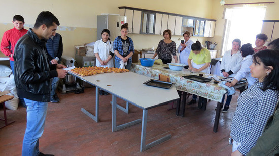 Парень с фронта читает письмо-благодарность от своих однополчан. Парень с фронта читает письмо-благодарность от своих однополчан.