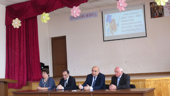 Приветсвенное слово министра просвещения НКР г-на Асряна (второй справа). Приветсвенное слово министра просвещения НКР г-на Асряна (второй справа).