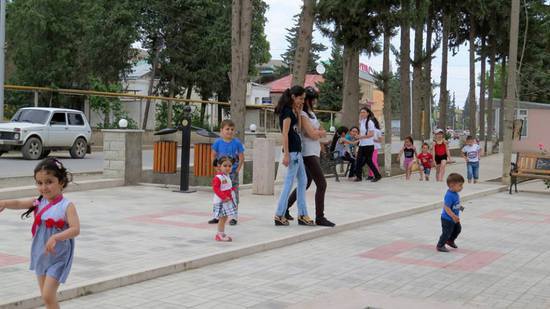 Сегодня был в Мартакерте, пообщался в парке с детишками, поздравил их с Праздником... Сегодня был в Мартакерте, пообщался в парке с детишками, поздравил их с Праздником...