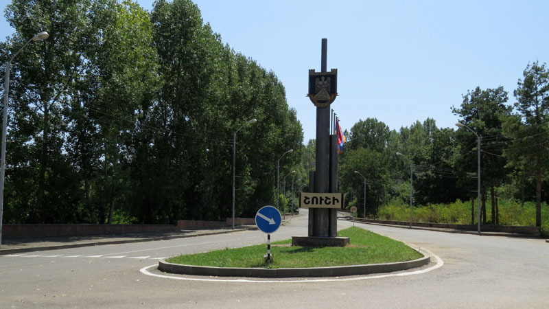 С дороги, идущей в Армению, я свернул налево и через пару километров въехал в Шуши. С дороги, идущей в Армению, я свернул налево и через пару километров въехал в Шуши.